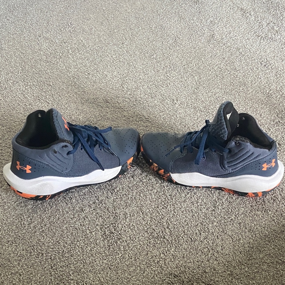 Under Armour Youth Basketball Shoes | Size 5.5Y | Navy & Orange - Picture 3 of 5